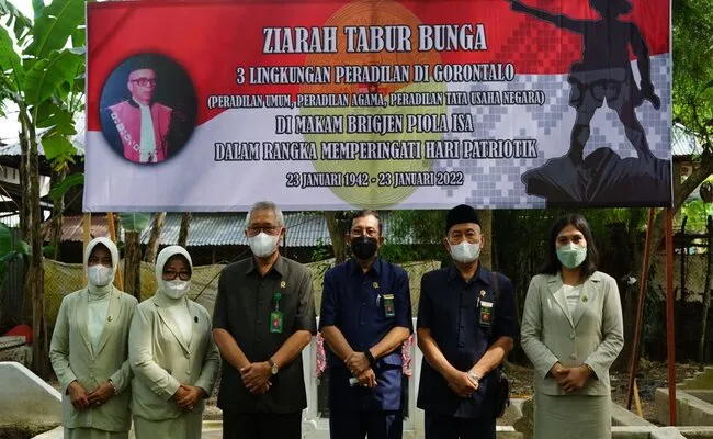 ZIARAH TABUR BUNGA 3 LINGKUNGAN PERADILAN GORONTALO DI MAKAM BRIGJEN PIOLA ISA DALAM RANGKA MEMPERINGATI HARI PATRIOTIK