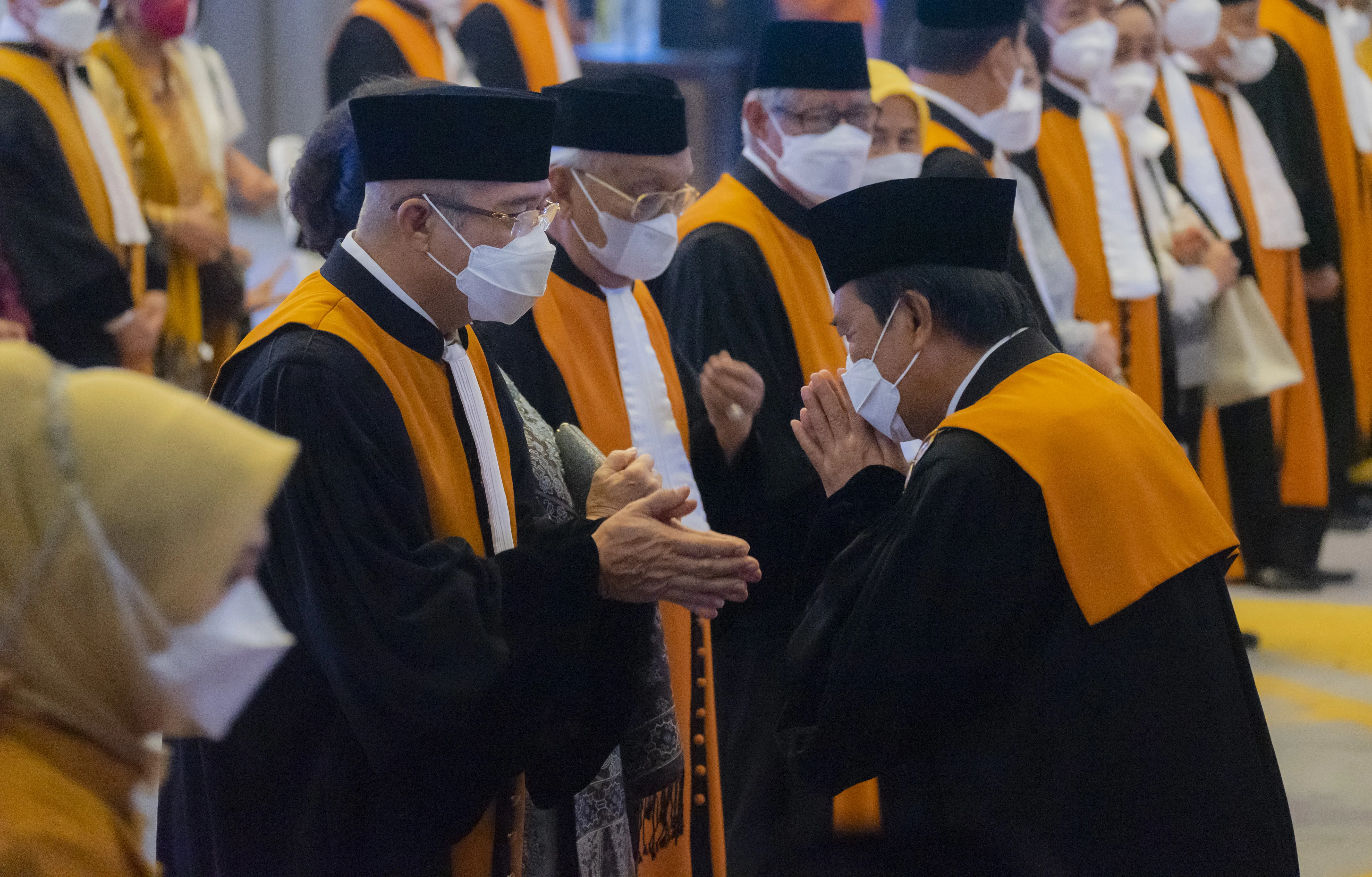KETUA MAHKAMAH AGUNG RI MELEPAS 31 WISUDAWAN